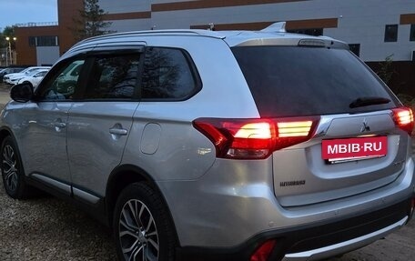 Mitsubishi Outlander III рестайлинг 3, 2017 год, 1 585 000 рублей, 2 фотография