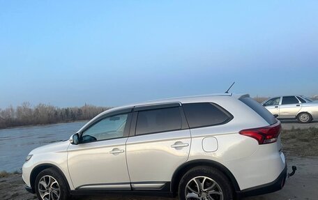 Mitsubishi Outlander III рестайлинг 3, 2015 год, 1 740 000 рублей, 2 фотография