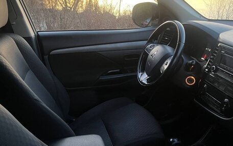 Mitsubishi Outlander III рестайлинг 3, 2015 год, 1 740 000 рублей, 7 фотография