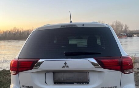Mitsubishi Outlander III рестайлинг 3, 2015 год, 1 740 000 рублей, 5 фотография