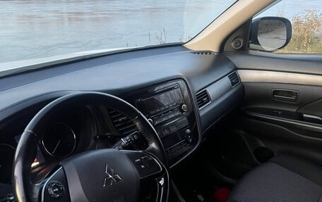 Mitsubishi Outlander III рестайлинг 3, 2015 год, 1 740 000 рублей, 9 фотография