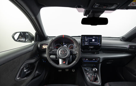 Toyota Yaris, 2024 год, 6 490 000 рублей, 13 фотография