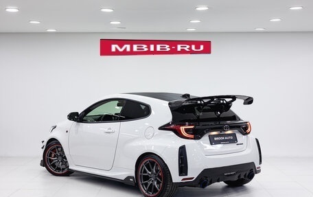 Toyota Yaris, 2024 год, 6 490 000 рублей, 6 фотография