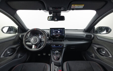 Toyota Yaris, 2024 год, 6 490 000 рублей, 25 фотография