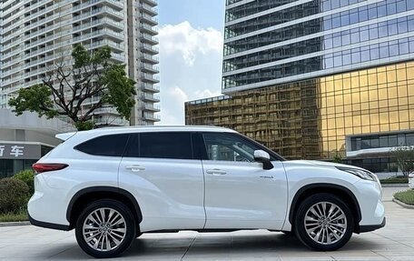 Toyota Highlander, 2022 год, 3 390 000 рублей, 5 фотография