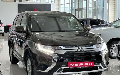 Mitsubishi Outlander III рестайлинг 3, 2019 год, 2 350 000 рублей, 3 фотография