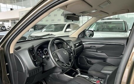 Mitsubishi Outlander III рестайлинг 3, 2019 год, 2 350 000 рублей, 13 фотография