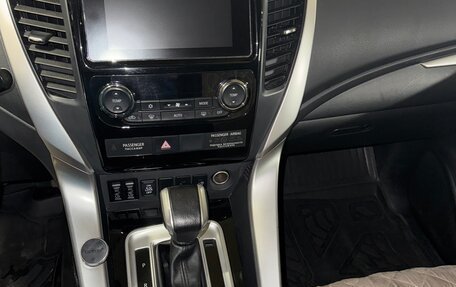 Mitsubishi Pajero Sport III рестайлинг, 2017 год, 2 950 000 рублей, 16 фотография