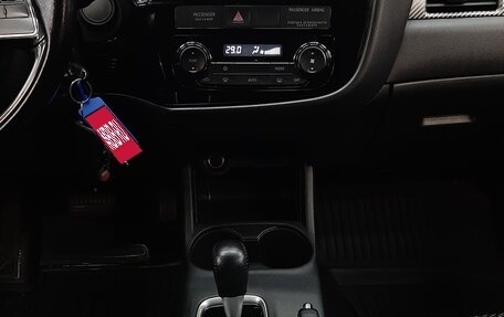 Mitsubishi Outlander III рестайлинг 3, 2016 год, 1 670 000 рублей, 18 фотография