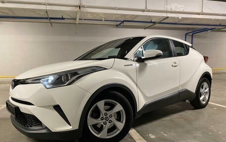 Toyota C-HR I рестайлинг, 2016 год, 2 000 000 рублей, 1 фотография