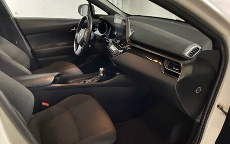 Toyota C-HR I рестайлинг, 2016 год, 2 000 000 рублей, 12 фотография