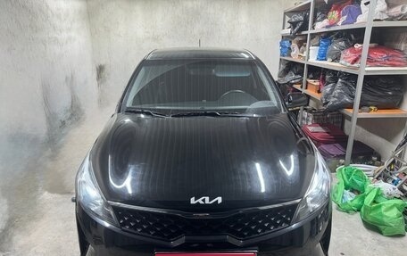 KIA Rio IV, 2021 год, 1 800 000 рублей, 1 фотография