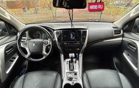 Mitsubishi Pajero Sport III рестайлинг, 2018 год, 2 600 000 рублей, 3 фотография