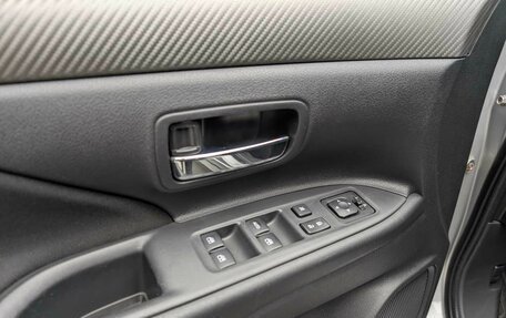 Mitsubishi Outlander III рестайлинг 3, 2017 год, 1 775 000 рублей, 9 фотография