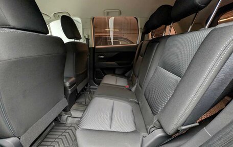 Mitsubishi Outlander III рестайлинг 3, 2017 год, 1 775 000 рублей, 11 фотография