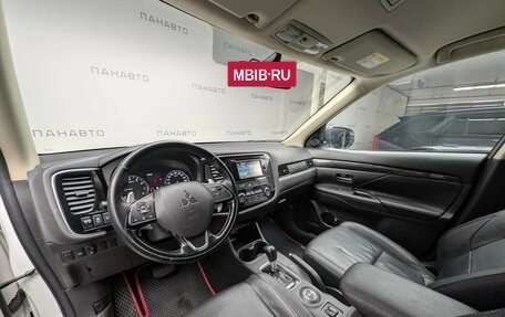 Mitsubishi Outlander III рестайлинг 3, 2015 год, 1 737 000 рублей, 9 фотография