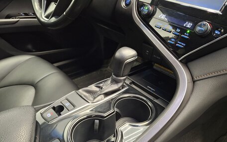 Toyota Camry, 2019 год, 2 600 000 рублей, 15 фотография