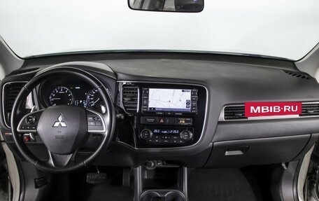 Mitsubishi Outlander III рестайлинг 3, 2014 год, 1 695 000 рублей, 13 фотография