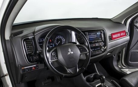 Mitsubishi Outlander III рестайлинг 3, 2014 год, 1 695 000 рублей, 18 фотография