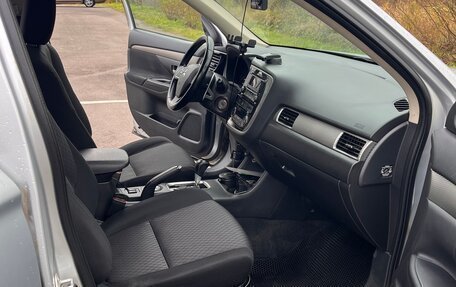 Mitsubishi Outlander III рестайлинг 3, 2014 год, 1 400 000 рублей, 9 фотография