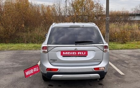 Mitsubishi Outlander III рестайлинг 3, 2014 год, 1 400 000 рублей, 4 фотография
