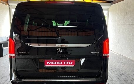 Mercedes-Benz V-Класс, 2017 год, 4 450 000 рублей, 2 фотография
