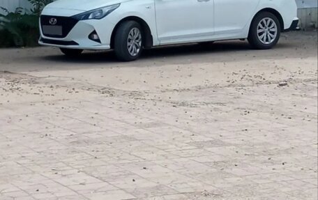 Hyundai Solaris II рестайлинг, 2021 год, 1 350 000 рублей, 5 фотография