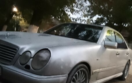 Mercedes-Benz E-Класс, 1998 год, 350 000 рублей, 1 фотография