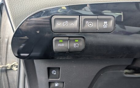 Toyota Prius IV XW50, 2018 год, 2 750 000 рублей, 8 фотография