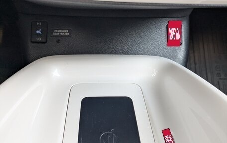 Toyota Prius IV XW50, 2018 год, 2 750 000 рублей, 15 фотография