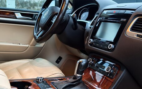 Volkswagen Touareg III, 2011 год, 2 200 000 рублей, 13 фотография
