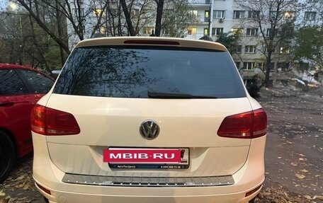 Volkswagen Touareg III, 2011 год, 1 950 000 рублей, 2 фотография