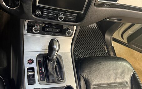 Volkswagen Touareg III, 2011 год, 1 950 000 рублей, 20 фотография