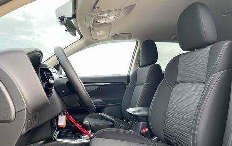 Mitsubishi Outlander III рестайлинг 3, 2020 год, 1 977 000 рублей, 11 фотография