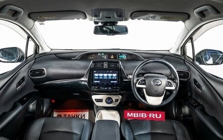 Toyota Prius IV XW50, 2016 год, 1 850 000 рублей, 7 фотография