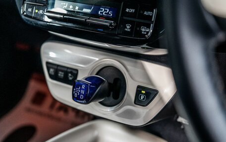 Toyota Prius IV XW50, 2016 год, 1 850 000 рублей, 13 фотография
