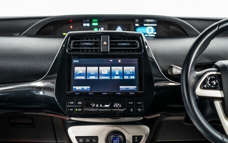 Toyota Prius IV XW50, 2016 год, 1 850 000 рублей, 11 фотография