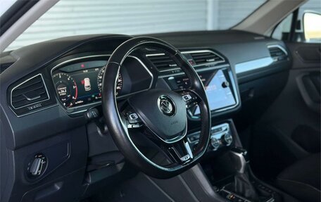 Volkswagen Tiguan II, 2018 год, 2 590 000 рублей, 9 фотография