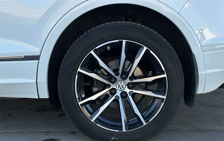 Volkswagen Tiguan II, 2018 год, 2 590 000 рублей, 33 фотография