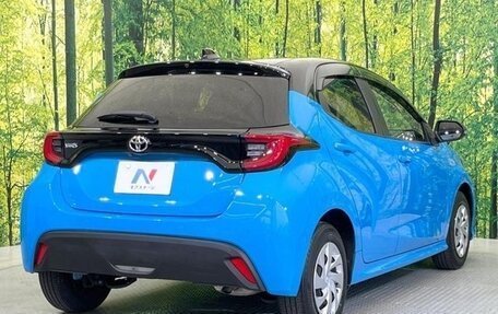 Toyota Yaris, 2022 год, 888 000 рублей, 2 фотография