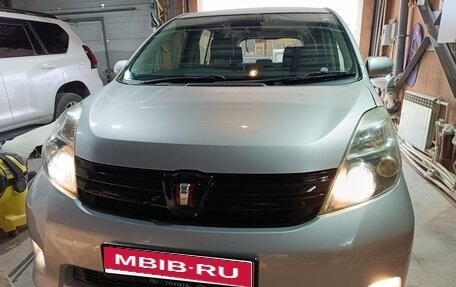 Toyota ISis I, 2012 год, 1 390 000 рублей, 1 фотография