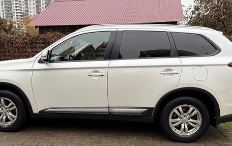 Mitsubishi Outlander III рестайлинг 3, 2016 год, 1 700 000 рублей, 2 фотография