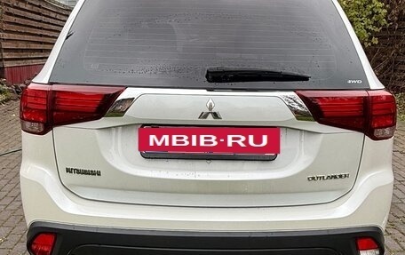 Mitsubishi Outlander III рестайлинг 3, 2016 год, 1 700 000 рублей, 3 фотография