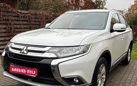 Mitsubishi Outlander III рестайлинг 3, 2016 год, 1 700 000 рублей, 4 фотография