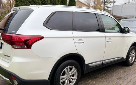 Mitsubishi Outlander III рестайлинг 3, 2016 год, 1 700 000 рублей, 9 фотография