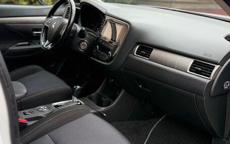 Mitsubishi Outlander III рестайлинг 3, 2016 год, 1 700 000 рублей, 8 фотография