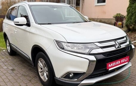 Mitsubishi Outlander III рестайлинг 3, 2016 год, 1 700 000 рублей, 10 фотография