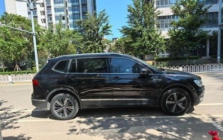 Volkswagen Tiguan II, 2021 год, 2 100 000 рублей, 4 фотография