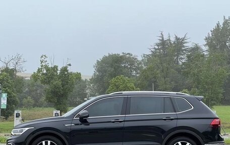 Volkswagen Tiguan II, 2021 год, 2 100 000 рублей, 4 фотография