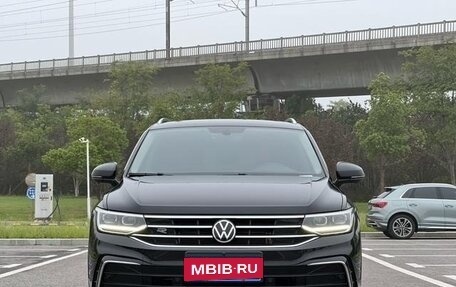 Volkswagen Tiguan II, 2021 год, 2 100 000 рублей, 2 фотография